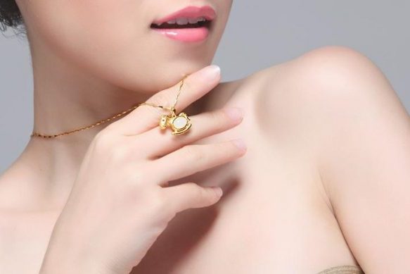 佩戴和田玉模特