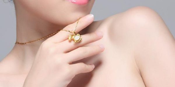 佩戴和田玉模特