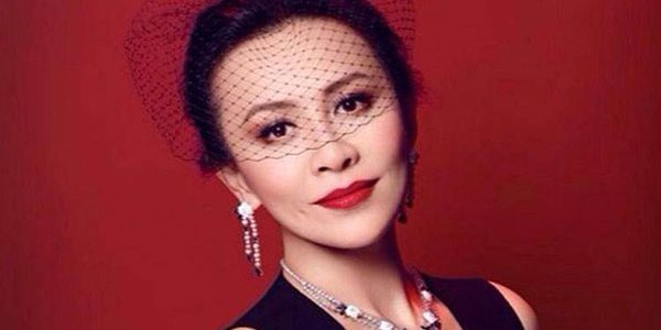 刘嘉玲：强大气场却不盛气凌人，美得动人却不压人！2