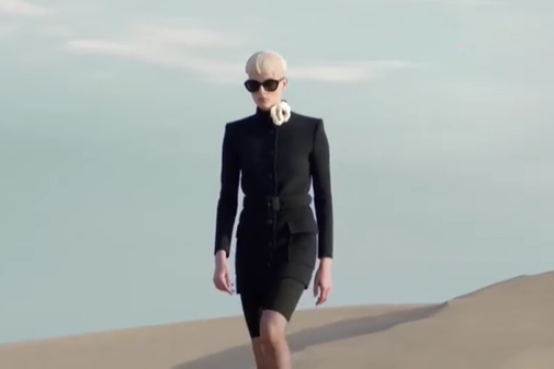 T台秀我们耳熟能详，沙漠时装秀还是第一次见3